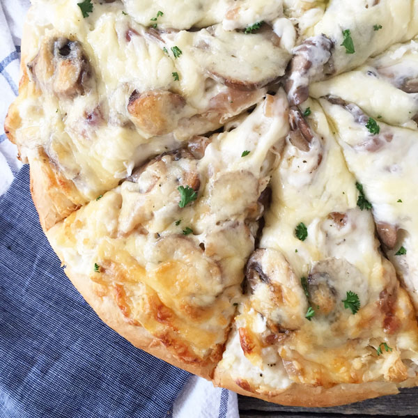 And not just any pizza, this is a recipe for White Pizza with Chicken, Mushrooms and Mozzarella. A recipe that is perfect served up with a glass of Kendall-Jackson Vintner’s Reserve Chardonnay.