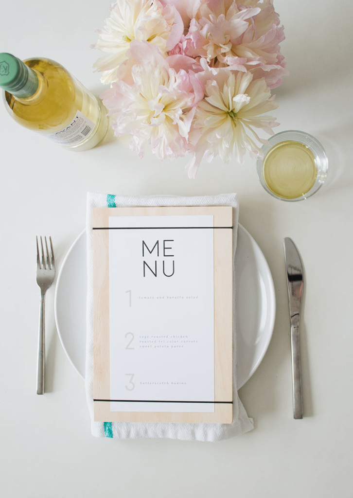 This Printable Menu us a really fun and easy way to spruce up your table for your next dinner party! #DIY
