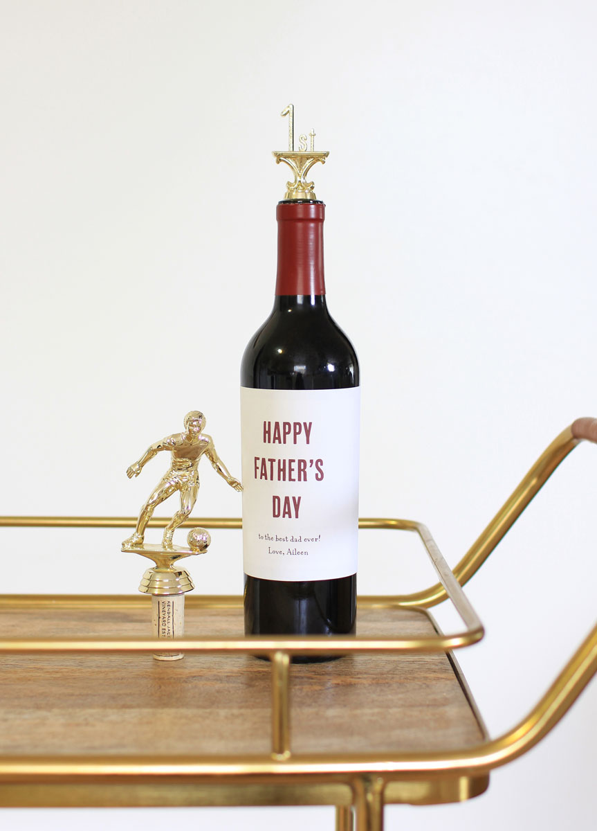 Have you found your dad a gift yet? If not, we have an easy, last-minute idea for you: #DIY Father's Day Trophy Wine Stoppers.