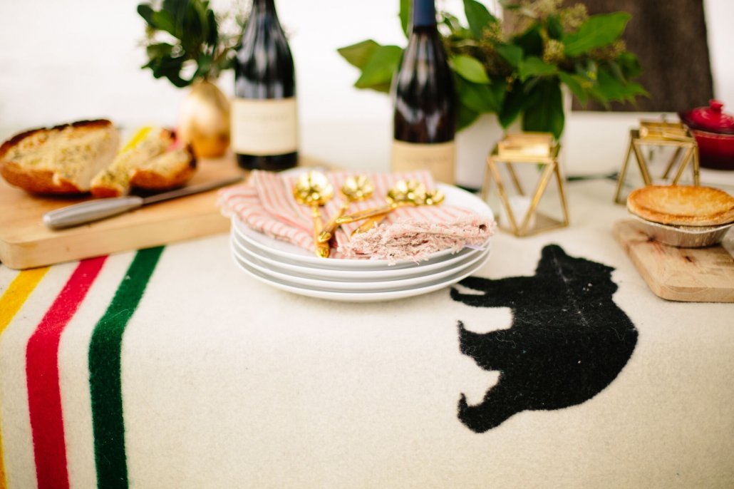 All the fall feels for a Friendsgiving tablesetting.
