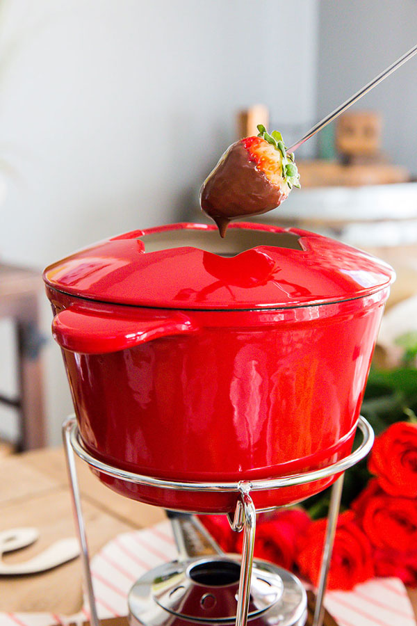 https://video-content-delivery.s3-us-west-1.amazonaws.com/sfcc/mgw/blogimage/Murphy-Goode-Valentines-Day-Chocolate-Fondue-Recipe-09.jpg