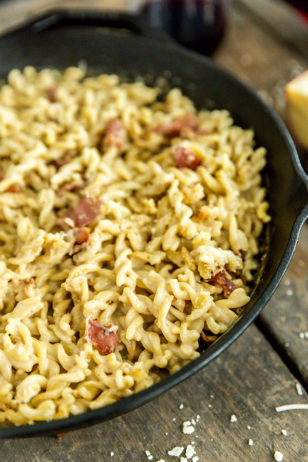 Our favorite childhood recipe is all grown up with this cast iron Havarti, Gouda and prosciutto macaroni and cheese. Time to dig in!  