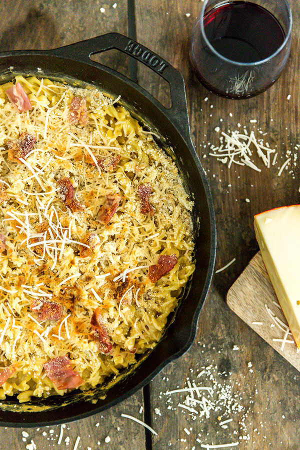Our favorite childhood recipe is all grown up with this cast iron Havarti, Gouda and prosciutto macaroni and cheese. Time to dig in!