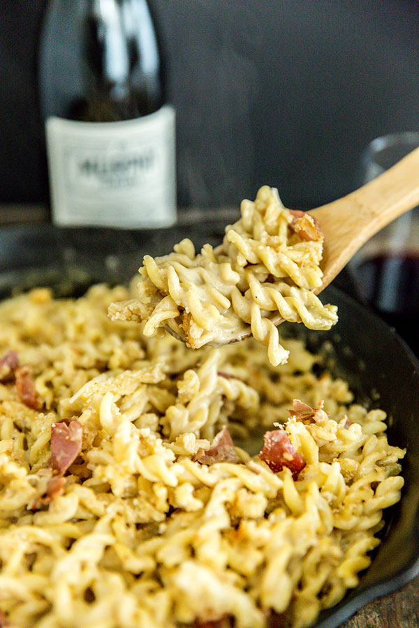 Our favorite childhood recipe is all grown up with this cast iron Havarti, Gouda and prosciutto macaroni and cheese. Time to dig in!